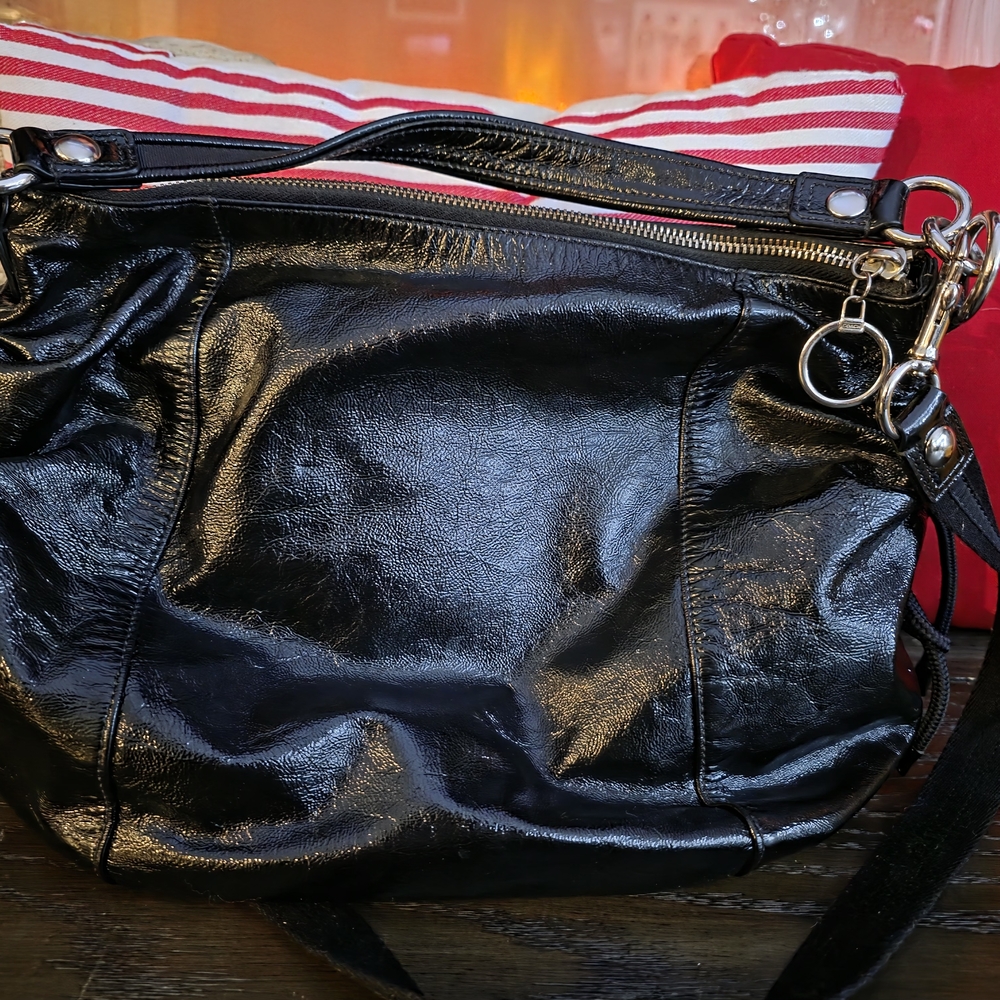 Coach Poppy Jazzy Hobo Bag. 2-way bag made of glossy black patent Leather. - Picture 6 of 11